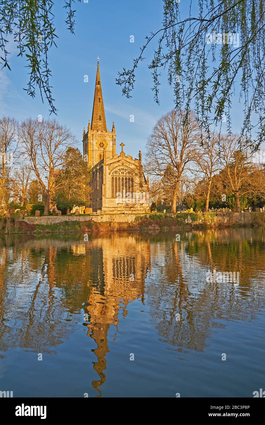 L'église Sainte-Trinité, Stratford-upon-Avon, Warwickshire, lieu de sépulture de William Shakespeare se reflète dans la rivière Avon Banque D'Images