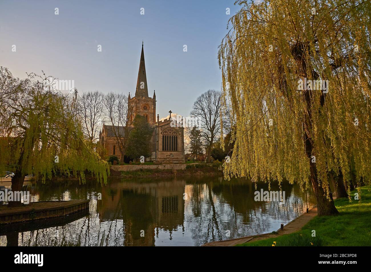 Église Sainte-Trinité Stratford upon Avon Warwickshire se dresse au-dessus de la rivière Avon. C'est le lieu de sépulture de William Shakespeare célèbre dramaturge. Banque D'Images