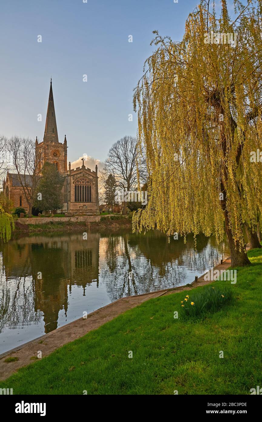Église Sainte-Trinité Stratford upon Avon Warwickshire se dresse au-dessus de la rivière Avon. C'est le lieu de sépulture de William Shakespeare célèbre dramaturge. Banque D'Images
