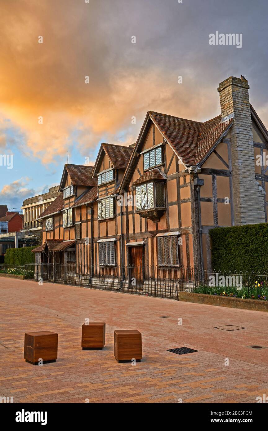 Stratford upon Avon et le lieu de naissance de William Shakespeare, un bâtiment médiéval historique en bois. Banque D'Images