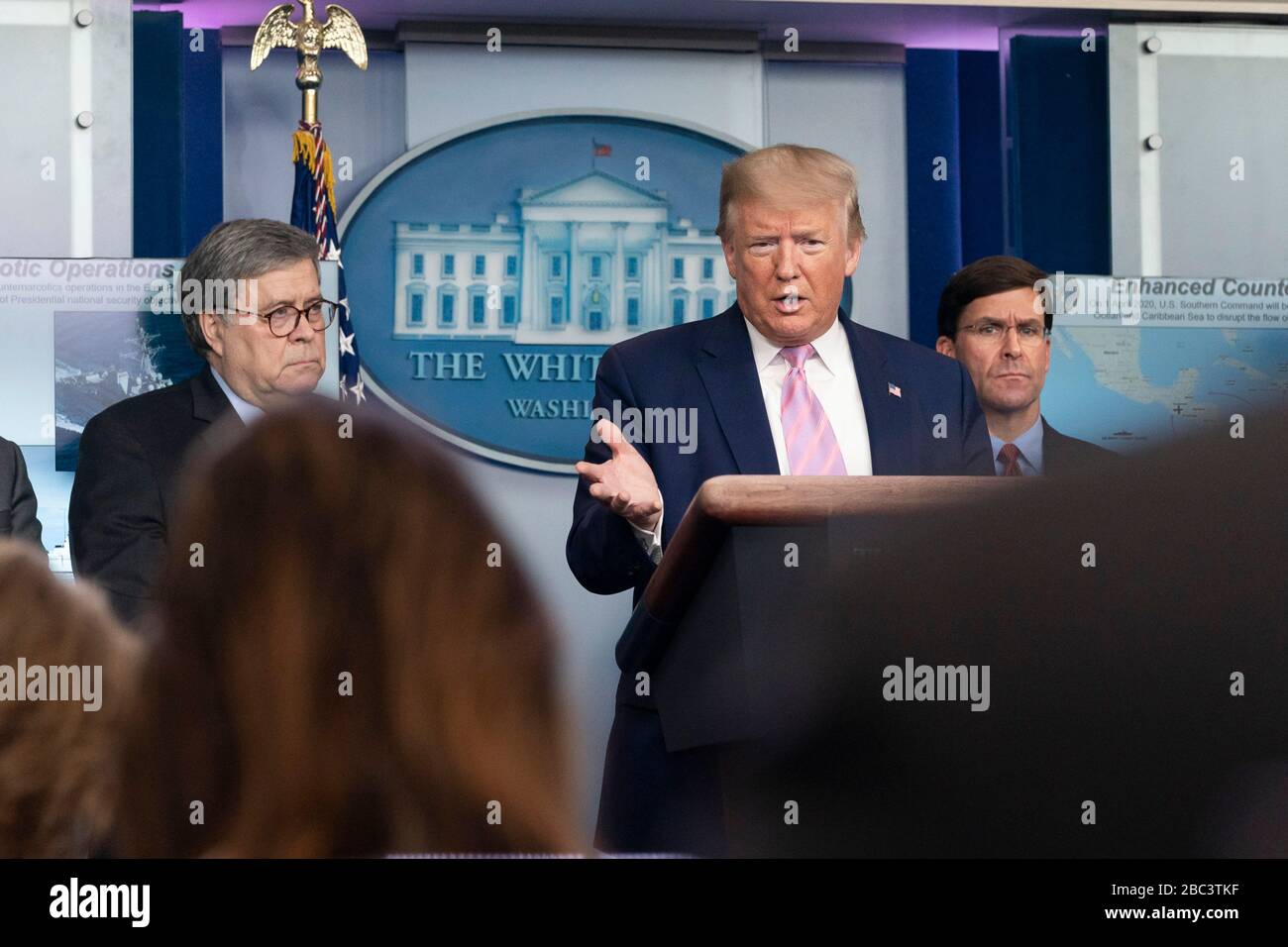 Le président américain Donald Trump a rejoint le procureur général William Barr, à gauche, et le secrétaire à la Défense Mark Esper, à droite, a prononcé des remarques sur les opérations renforcées de lutte contre les stupéfiants et l'augmentation de la sécurité aux frontières dans la salle de presse de la Maison Blanche le 1er avril 2020 à Washington, DC. Banque D'Images