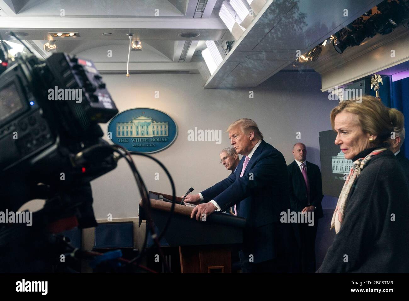 Le président américain Donald Trump prend une question de journalistes lors du quotidien COVID-19, exposé sur le coronavirus dans la salle de presse de la Maison Blanche le 1er avril 2020 à Washington, DC. Banque D'Images