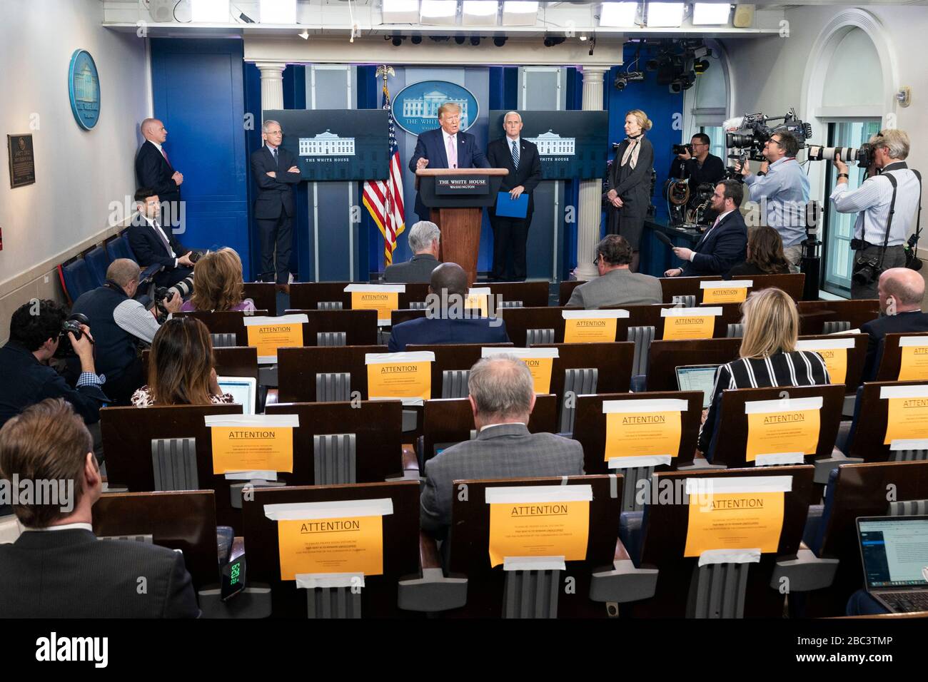 Le président américain Donald Trump prend une question de journalistes lors du quotidien COVID-19, exposé sur le coronavirus dans la salle de presse de la Maison Blanche le 1er avril 2020 à Washington, DC. Banque D'Images