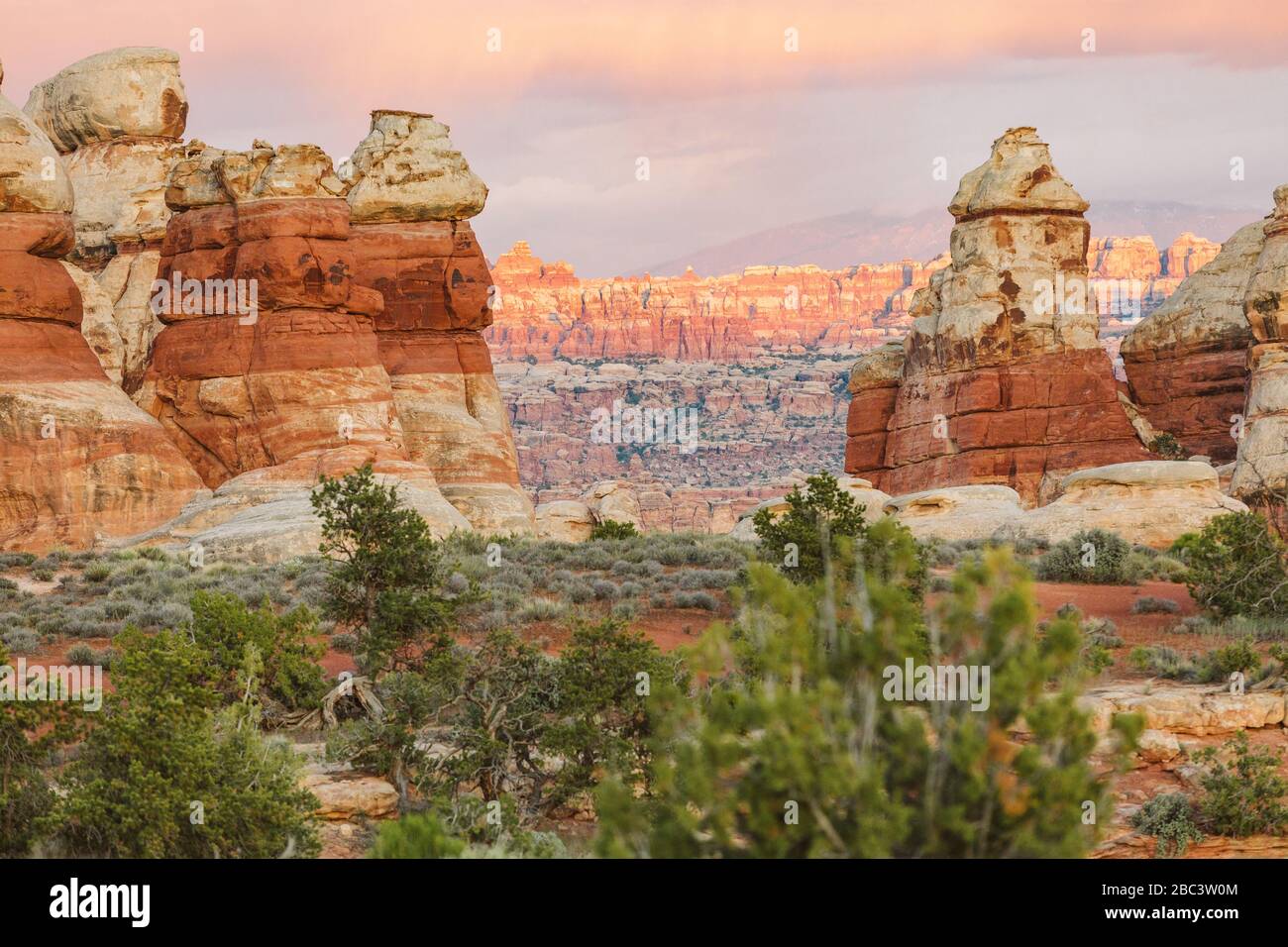 Coucher de soleil depuis la Doll House jusqu'aux aiguilles de Canyonlands Utah Banque D'Images