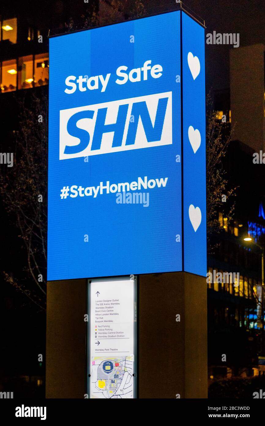 Londres, Royaume-Uni. 02 avril 2020. Un panneau lumineux avec un jeu sur le logo NHS. Le message « Stay safe, SHN Stay Home Now » indique que le Royaume-Uni est en position de verrouillage, que le public est informé de rester à l'intérieur et de ne quitter sa maison que pour des articles d'épicerie, de santé ou de travail essentiel. Crédit: Chris Aubrey/Alay Live News Banque D'Images