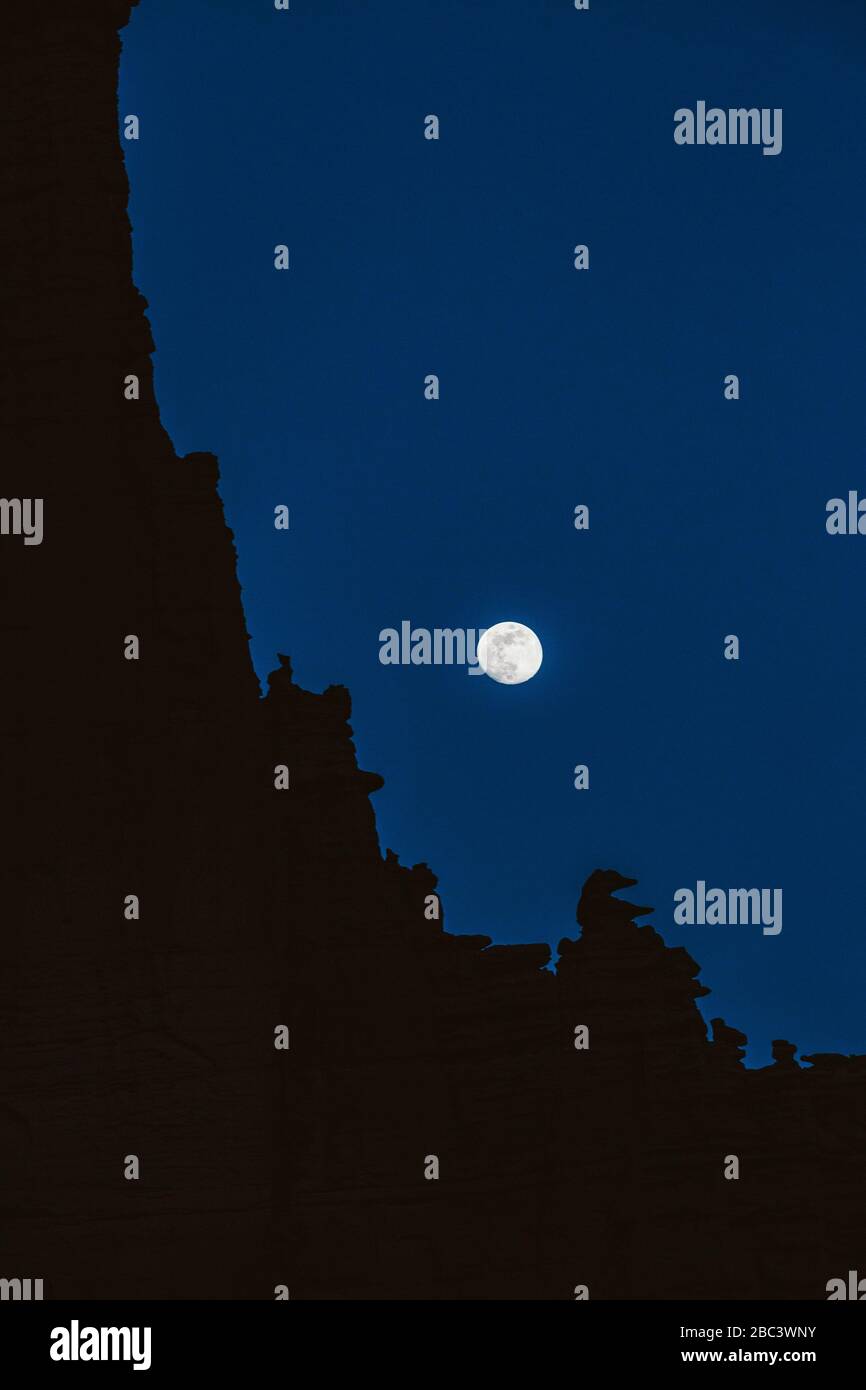 lune de l'heure bleue au-dessus du paysage bizarre des tours de pêcheurs Banque D'Images