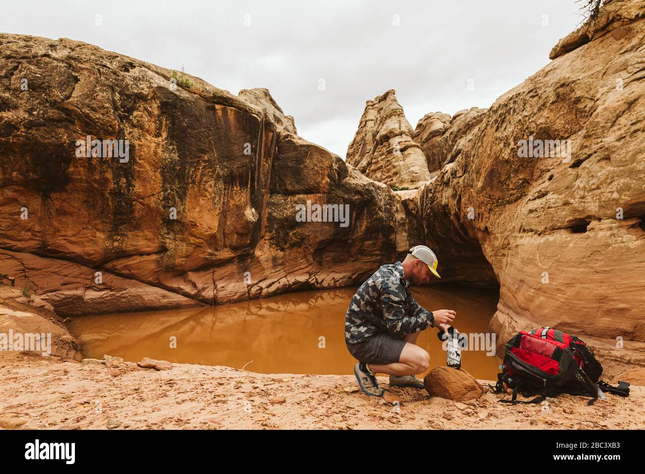 backpacker trouve un écoulement dans le désert et se prépare à traiter l'eau Banque D'Images
