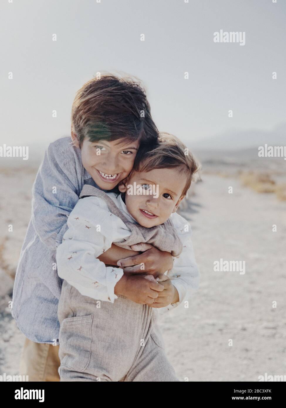 Portrait de deux enfants qui s'embrasent dans le désert Banque D'Images