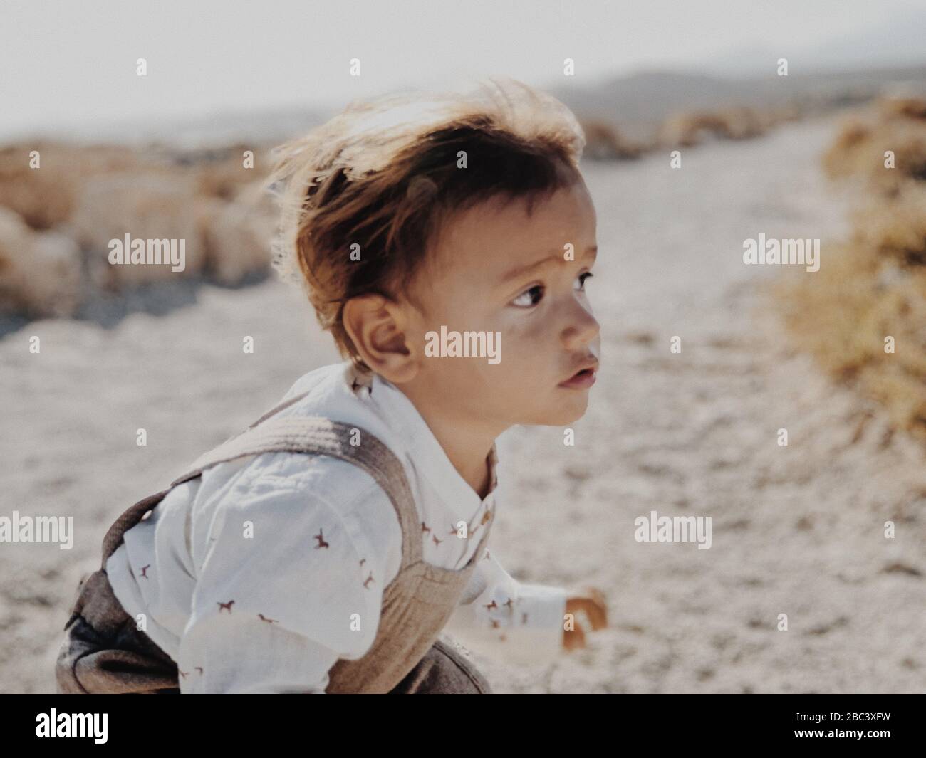 Portrait d'un enfant dans le désert Banque D'Images