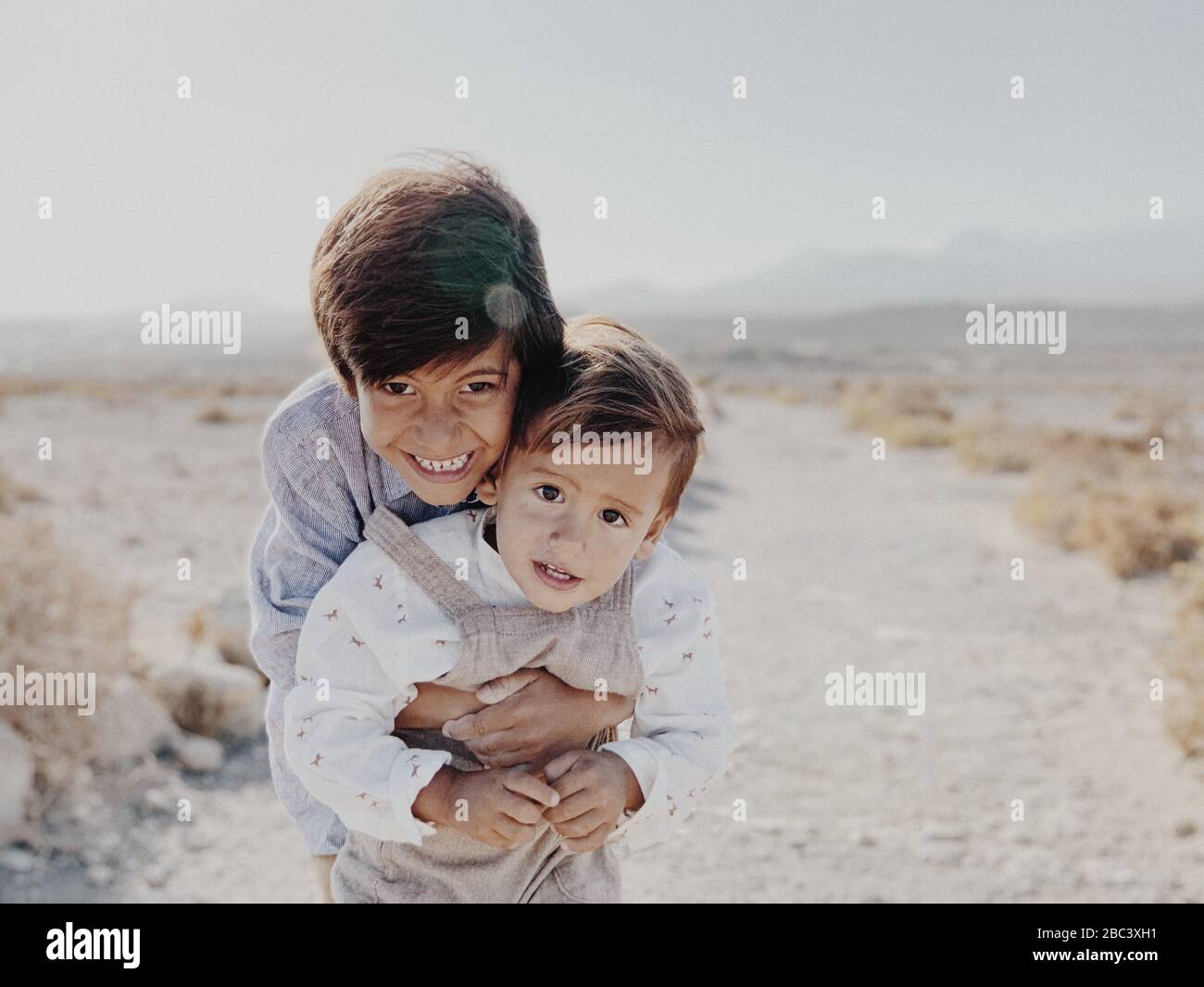 Portrait de deux enfants qui s'embrasent dans le désert Banque D'Images