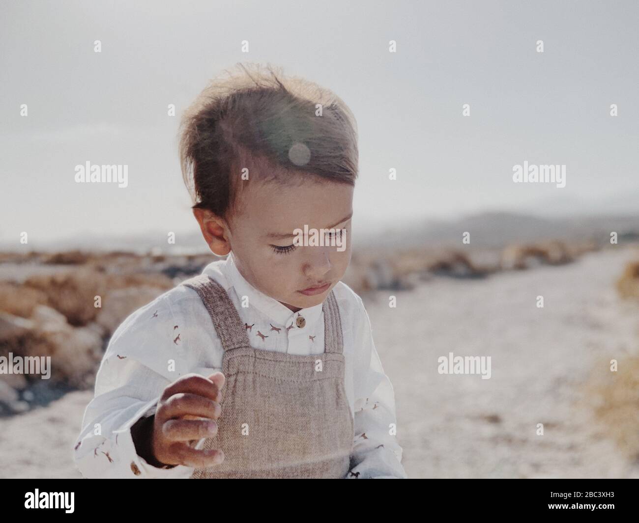 Portrait d'un enfant marchant dans le désert Banque D'Images