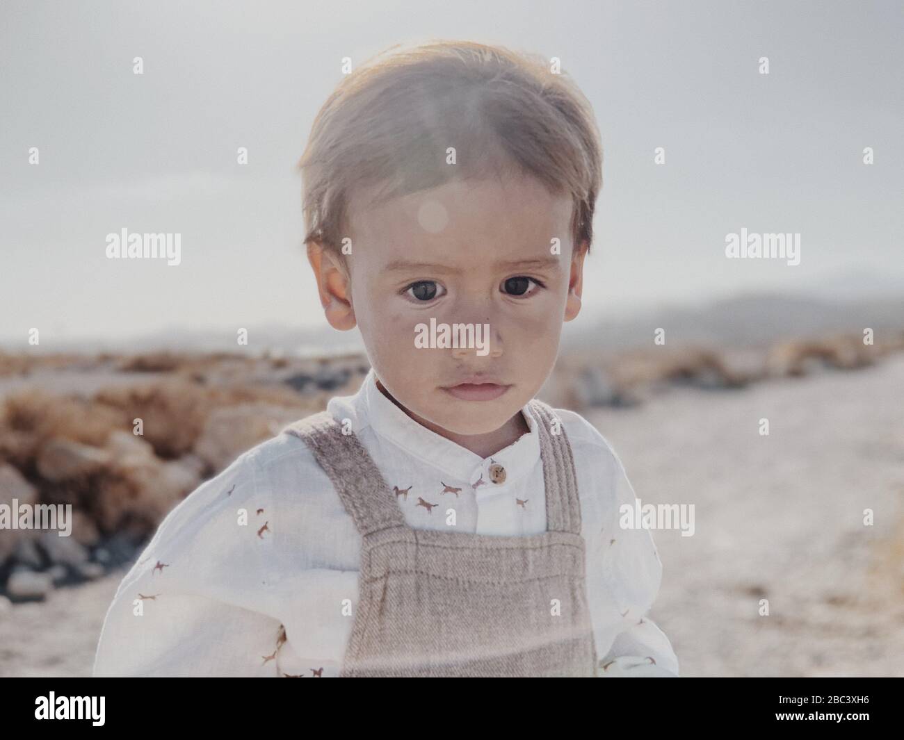 Portrait d'un enfant marchant dans le désert Banque D'Images