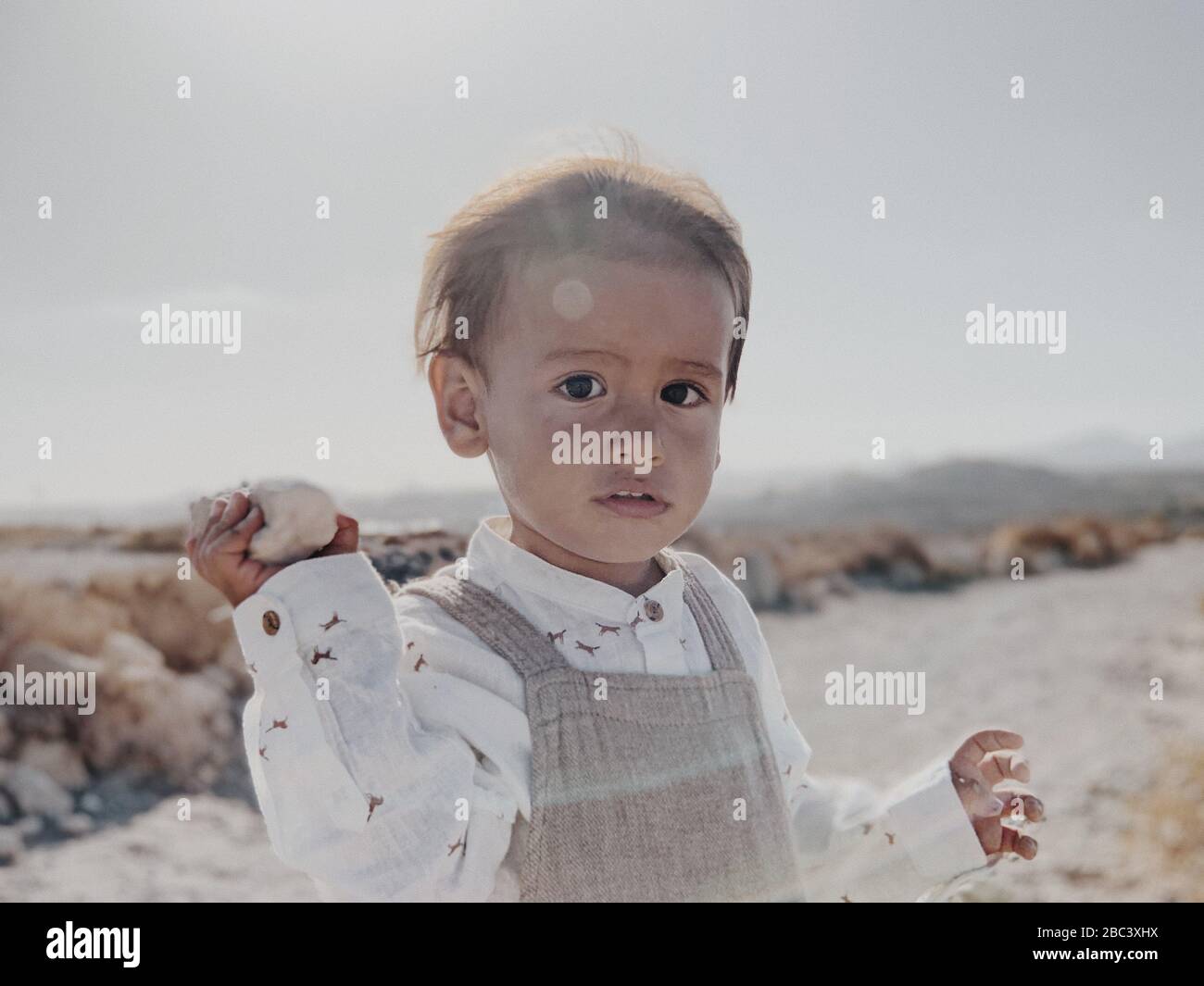 Portrait d'un enfant regardant dans l'appareil photo dans le désert Banque D'Images