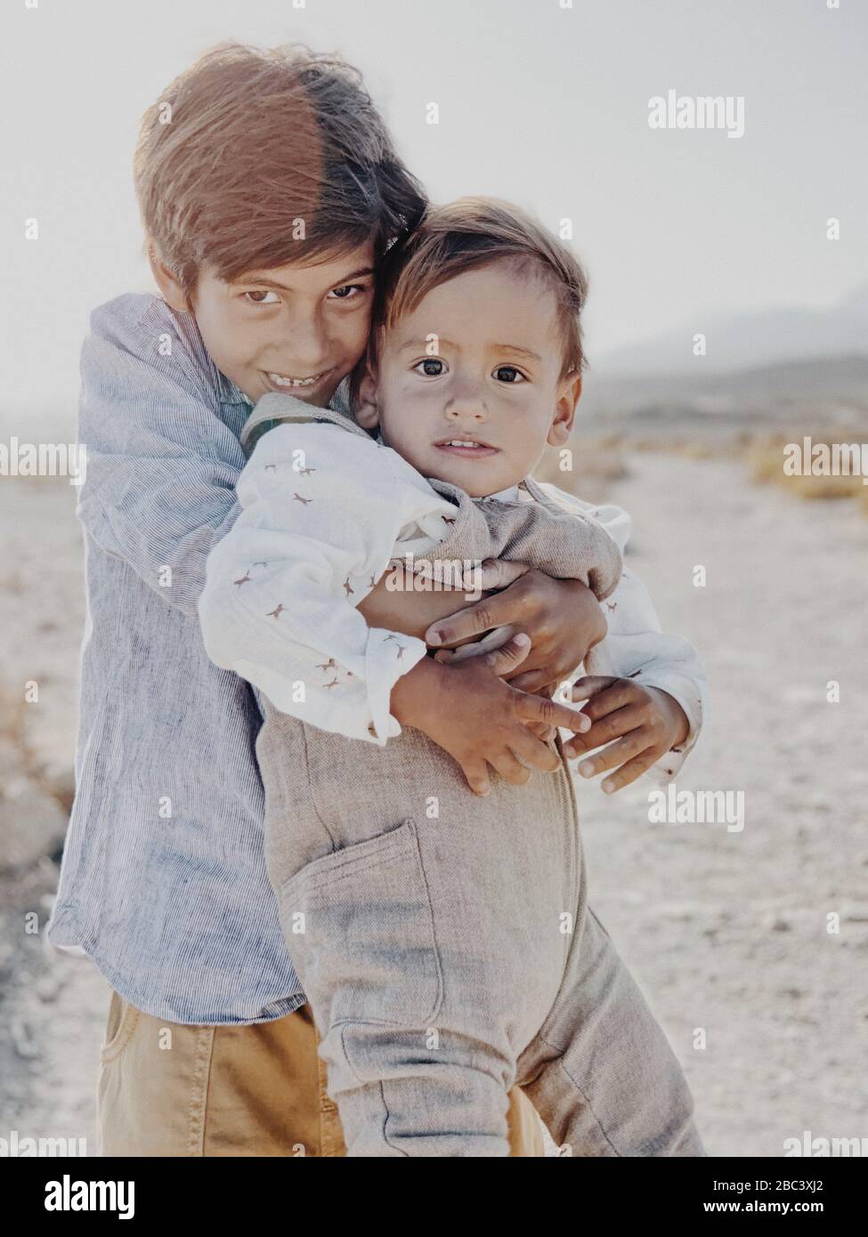 Portrait de deux enfants qui s'embrasent dans le désert Banque D'Images