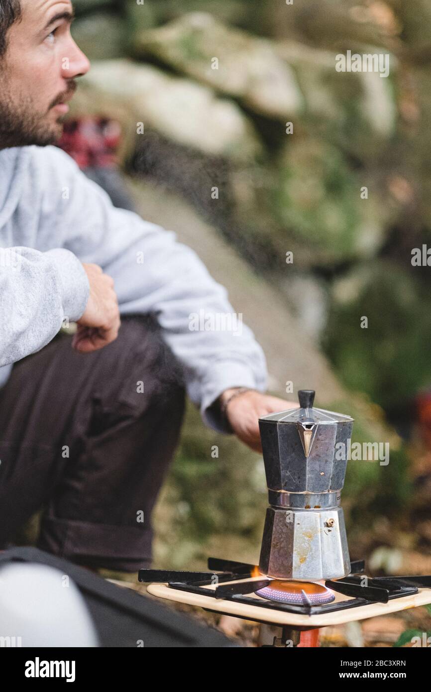 Un homme prépare un café à l'extérieur Banque D'Images