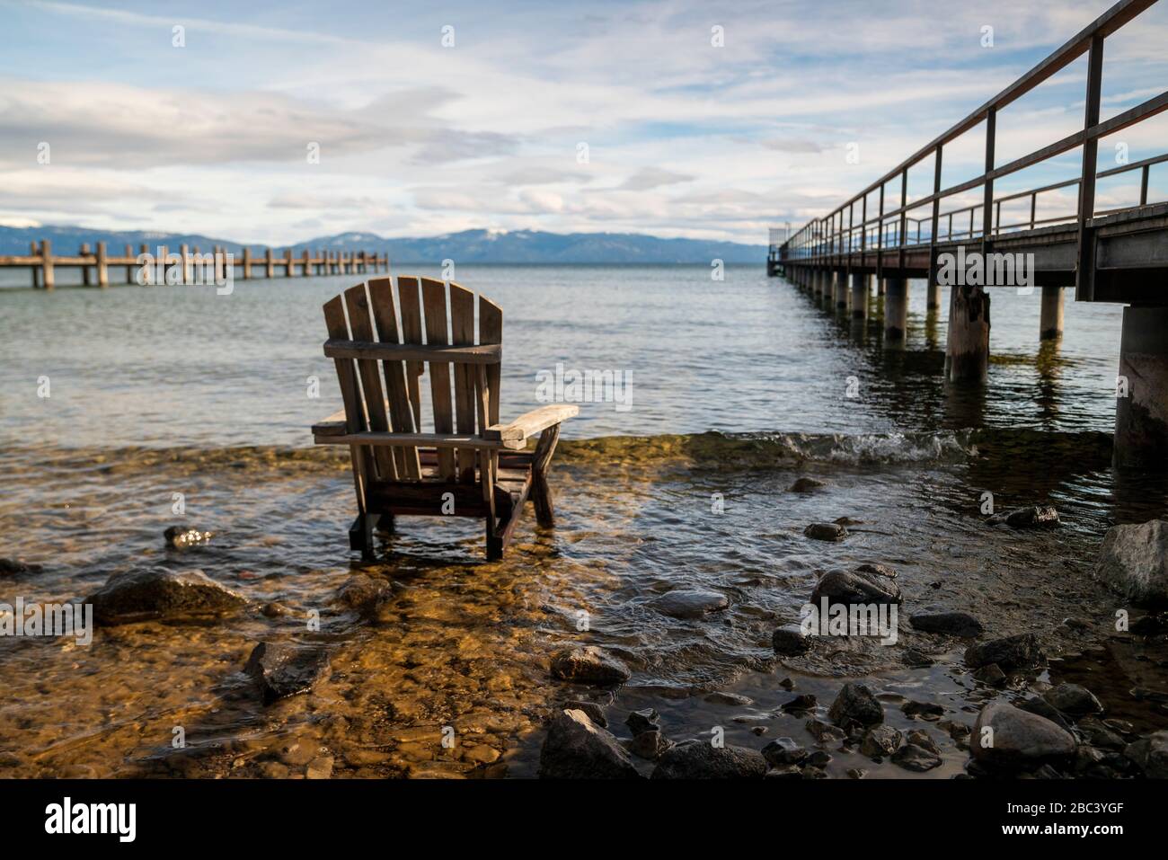 Chaise longue abandonnée près de la jetée du lac Tahoe Banque D'Images