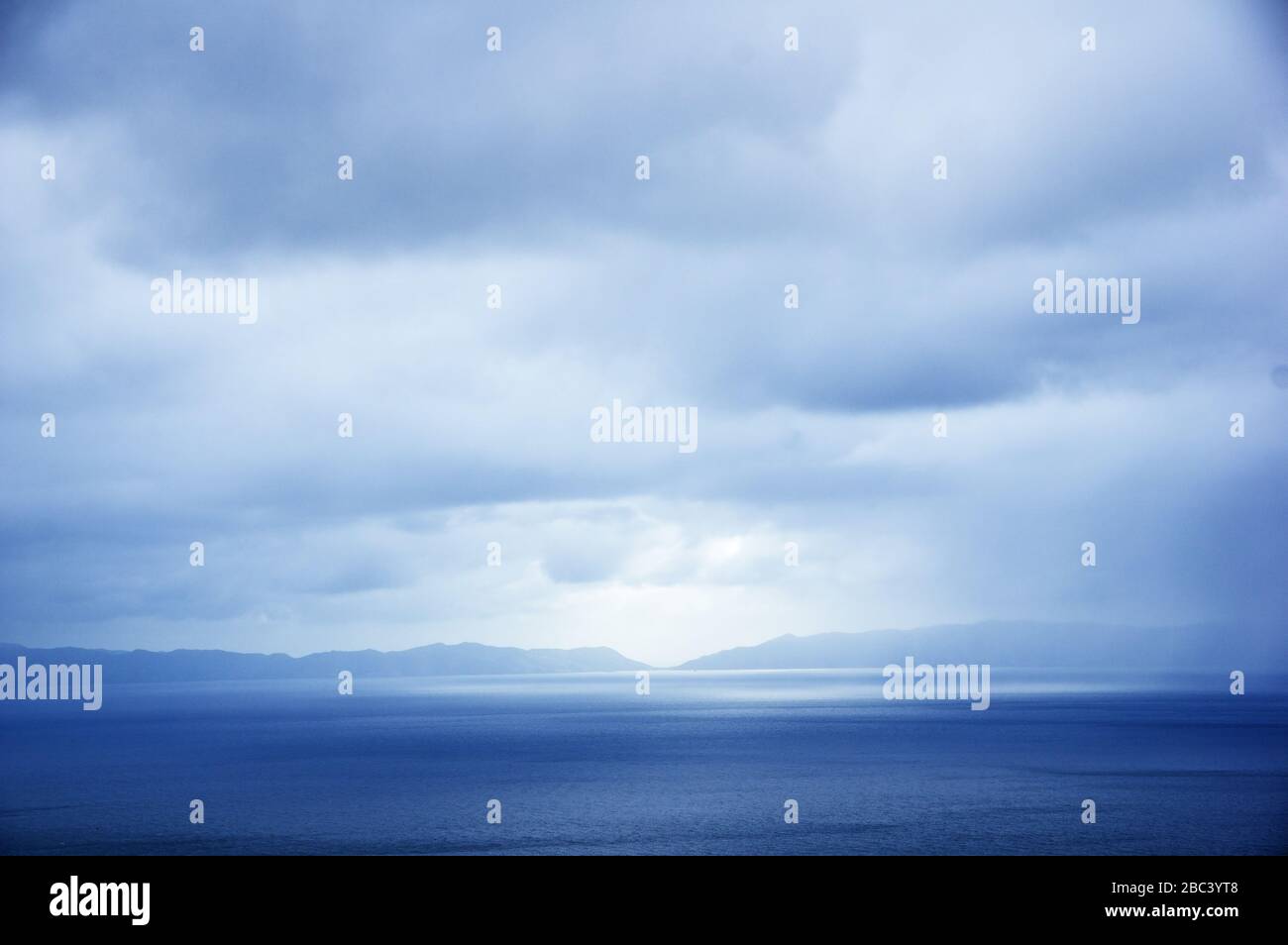 Île de Catalina lointaine vue de la colline de San Pedro avec des nuages surmoulés Banque D'Images