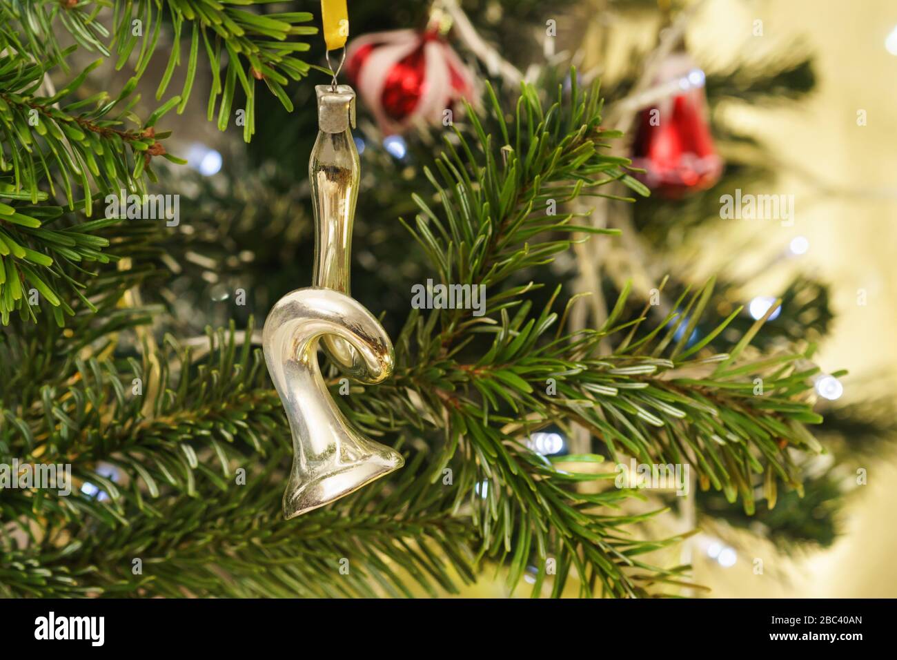 Instrument de musique argent trompette-nouvelles années Soviet verre sapin de Noël jouet sur une branche de sapin vert Banque D'Images