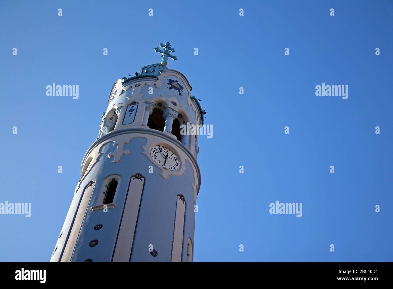 Détail de l'église bleue à Bratislava dans une journée ensoleillée Banque D'Images