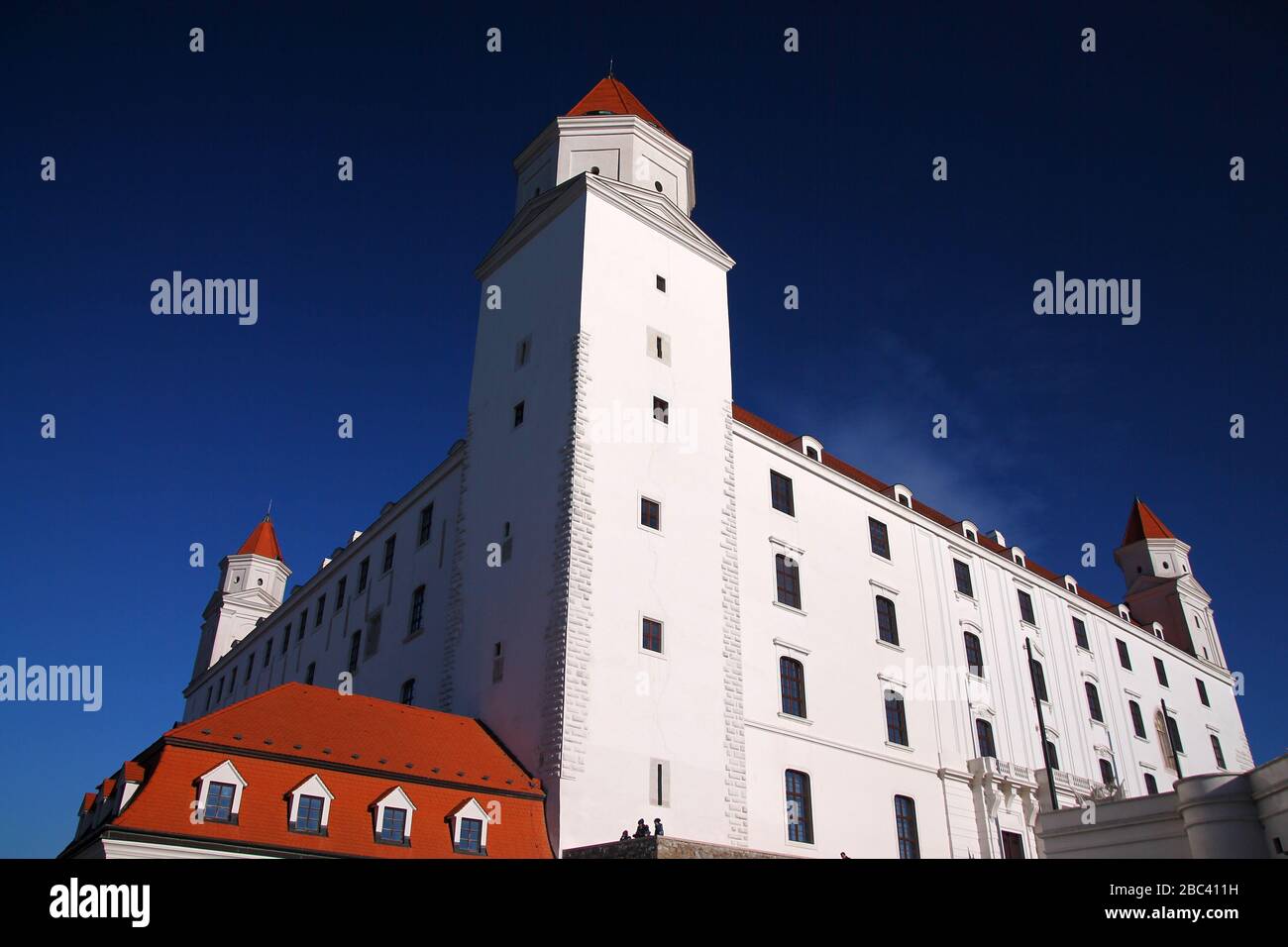 Vue sur le château de Bratislava en une journée ensoleillée Banque D'Images