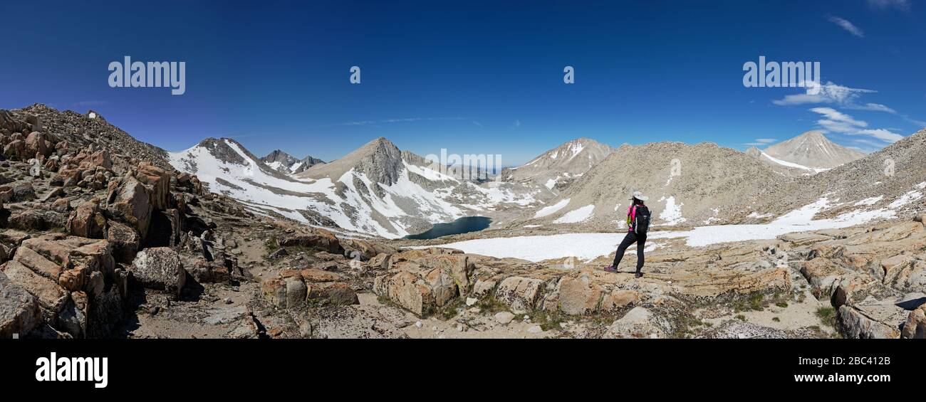 Arrière-côté de la femme randonnée sur Italie Pass dans le Wilderness John Muir dans les montagnes de la Sierra Nevada Banque D'Images