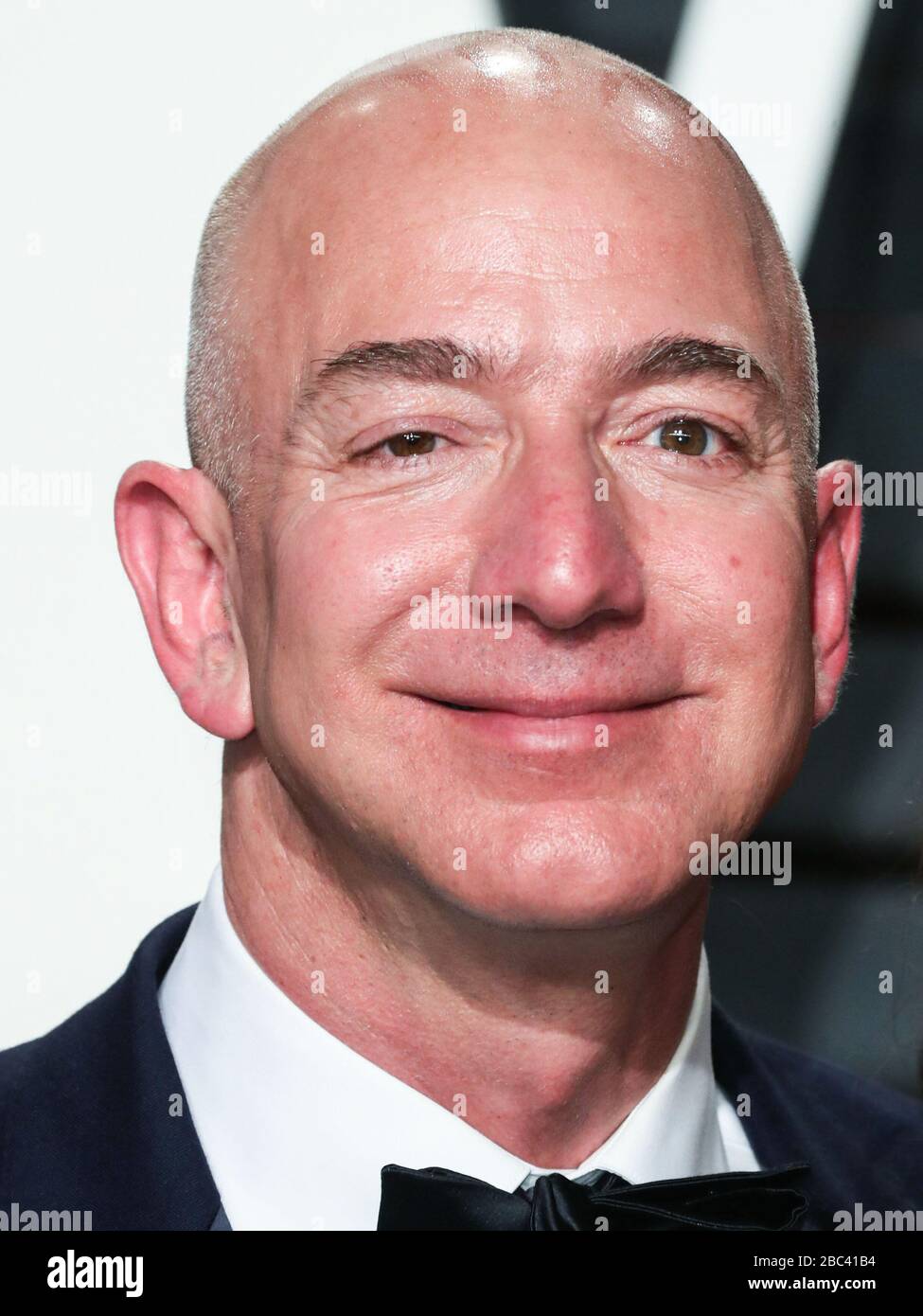 (DOSSIER) Jeff Bezos annonce un don de 100 millions de dollars à Nonprofit Feeding America. Jeff Bezos a annoncé jeudi sur Instagram qu'il donne 100 millions de dollars à Feeding America, une organisation nationale à but non lucratif qui exploite un réseau de banques alimentaires et de panessais alimentaires à travers le pays. BEVERLY HILLS, LOS ANGELES, CALIFORNIE, États-Unis - 26 FÉVRIER : fondateur, président et chef de la direction d'Amazon Jeff Bezos arrive au Vanity Fair Oscar Party de 2017 qui s'est tenu au Wallis Annenberg Center for the Performing Arts le 26 février 2017 à Beverly Hills, Los Angeles, Californie, États-Unis. (Photo par X Banque D'Images