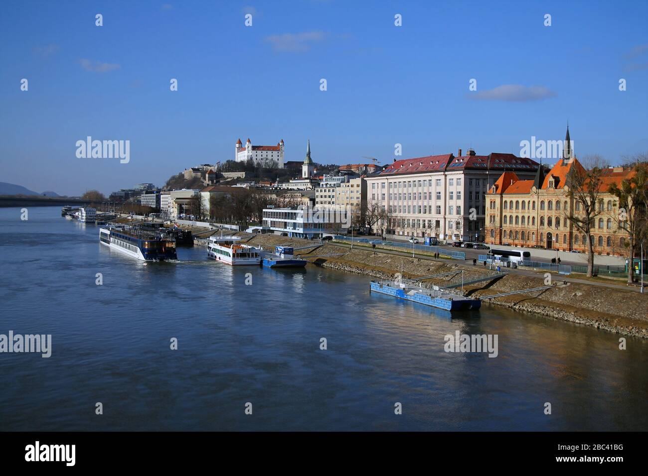 Vue sur la rivière Bratislava en une journée ensoleillée Banque D'Images