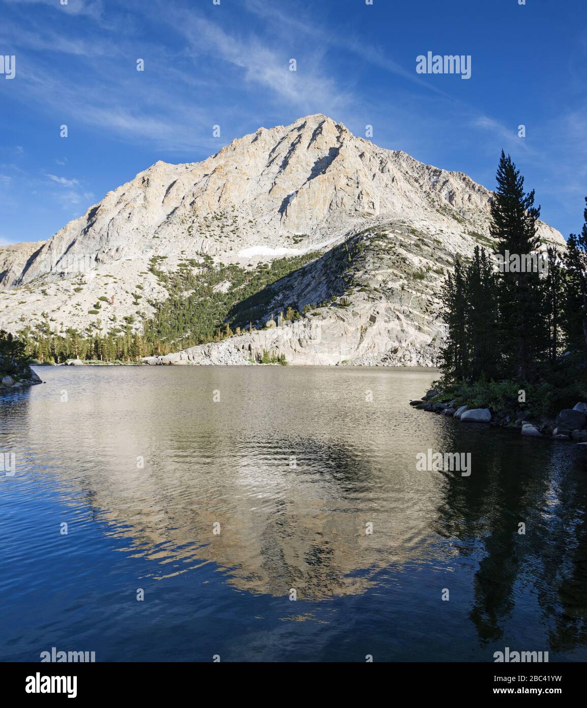 montagne reflétée dans Pine Lake dans le drainage de Pine Creek des montagnes de la Sierra Nevada Banque D'Images