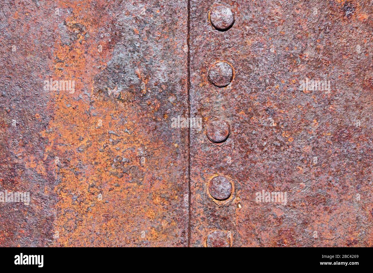 ancienne texture de fond en tôle corrodée rivetée rouillée Photo Stock -  Alamy