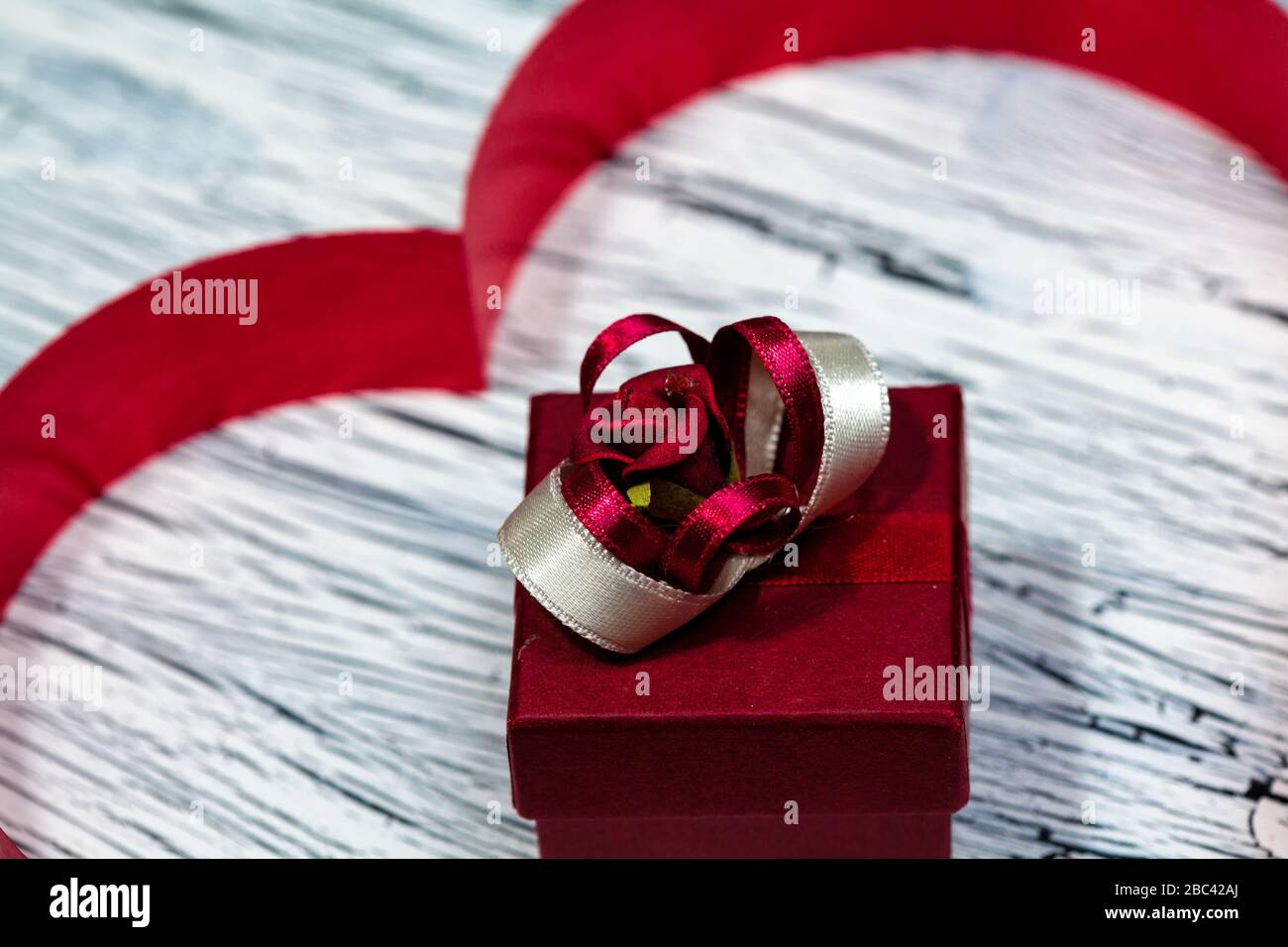 14 février, giftbox, Saint Valentin, coeur du ruban rouge Banque D'Images