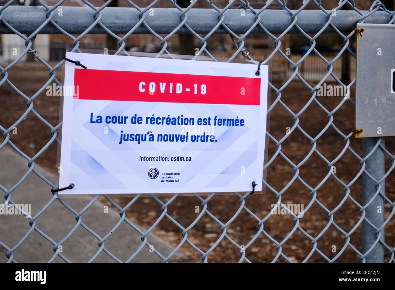 Montréal, Québec, Canada. 2 avril 2020. Fermeture du panneau de cour d'école en raison de l'épidémie de COVID 19 dans la ville Banque D'Images