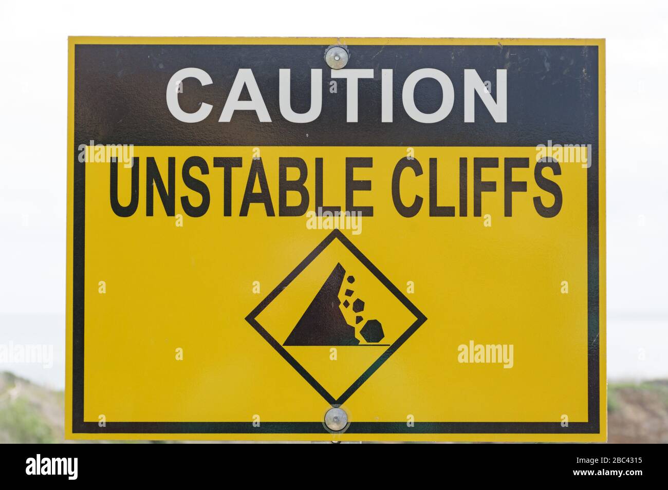 avertissement jaune et noir falaises instables signe Banque D'Images