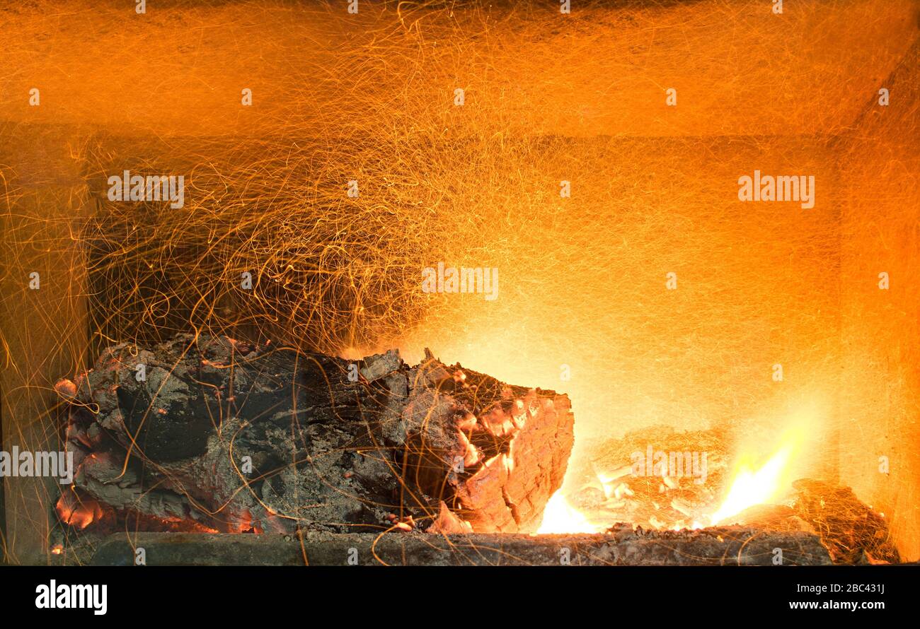 Bois de chauffage brûlé dans la cheminée. Bois en feu libérant des étincelles dans la cheminée Banque D'Images