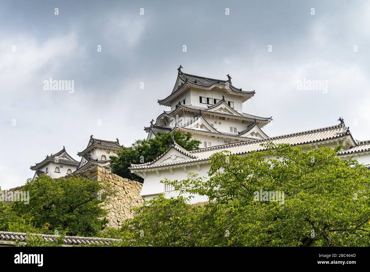 Le château d'Himeji ou le château de White Heron (Shirasagijo) est considéré comme le château le plus spectaculaire du Japon pour ses jardins de château complexes bien conservés Banque D'Images