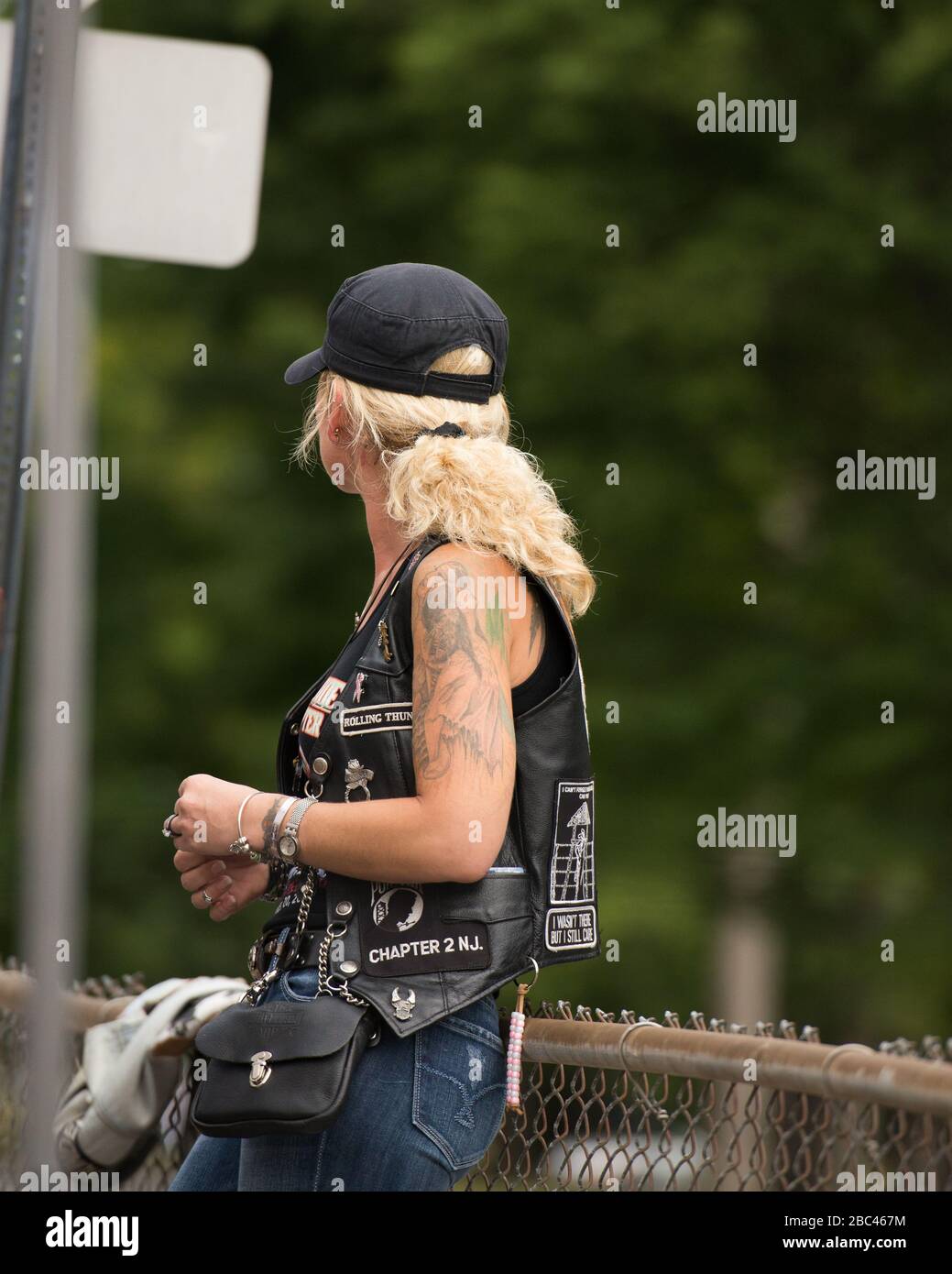 Blonde, jolie femme avec tatouages lors d'un rallye Rolling Thunder au New Jersey Banque D'Images