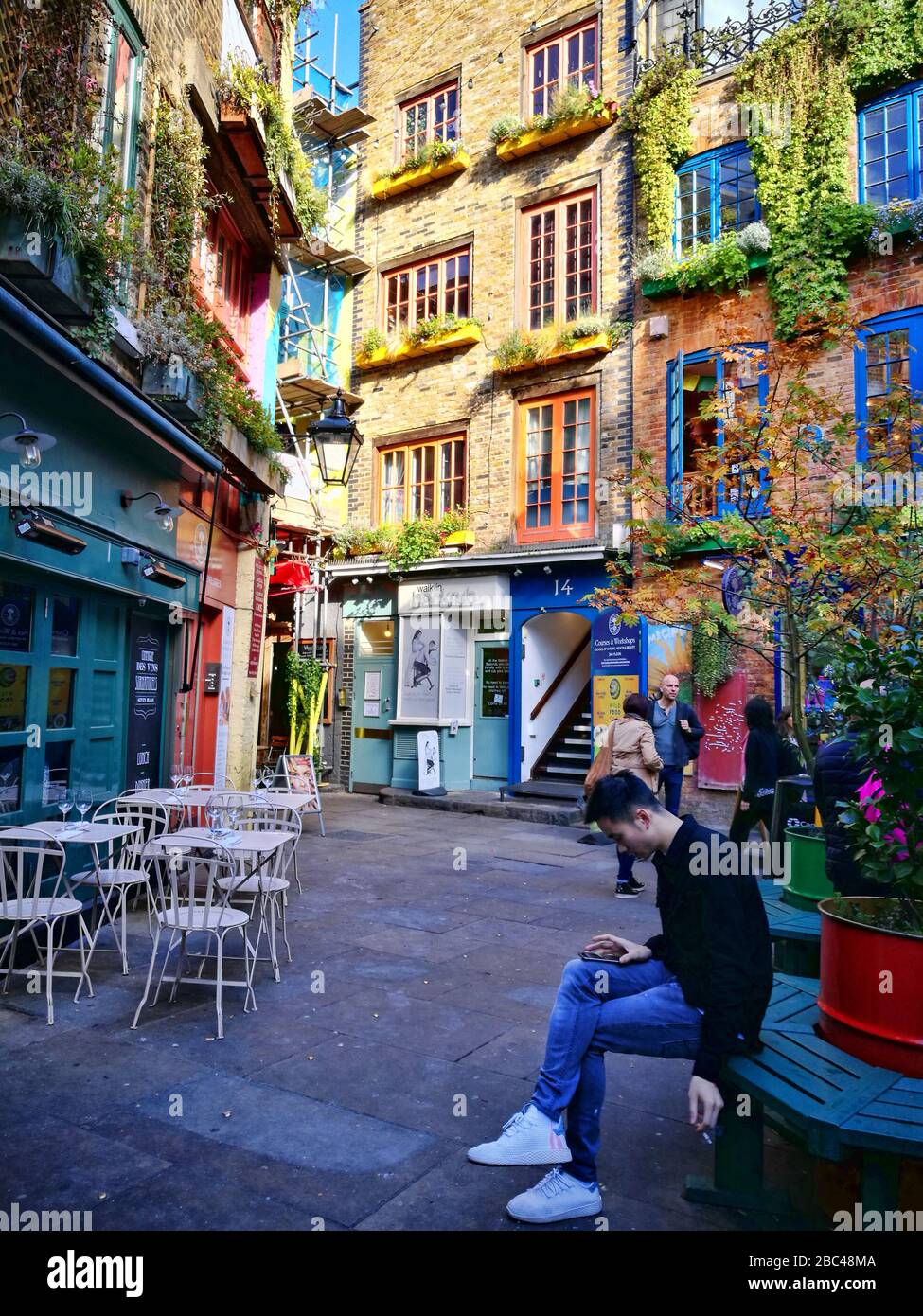 voyageur visitant londres et achetant des souvenirs au marché aux puces Banque D'Images