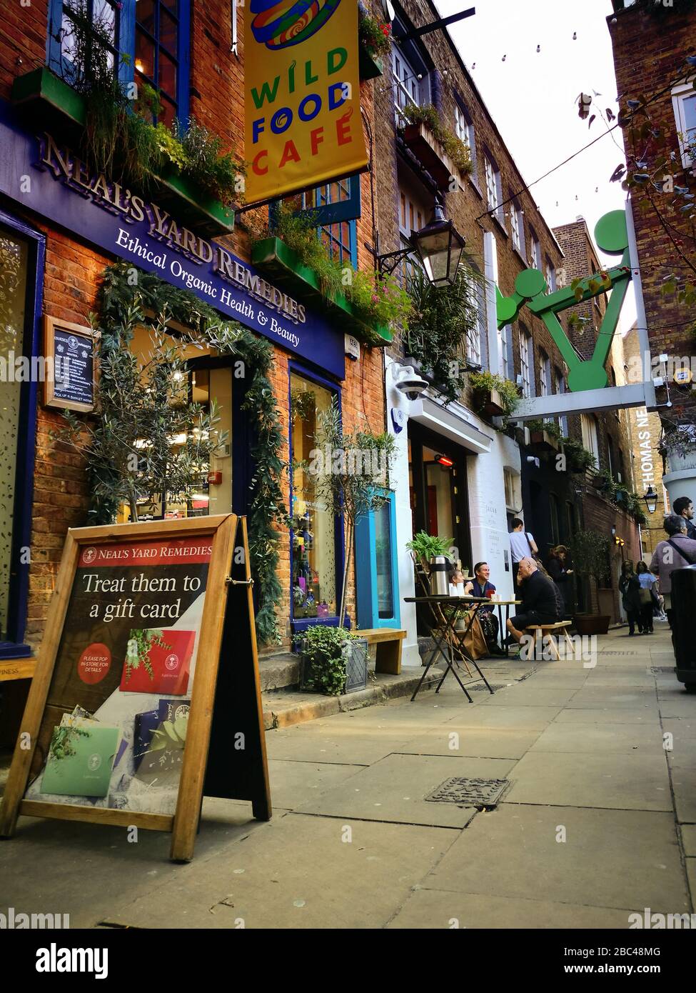 voyageur visitant londres et achetant des souvenirs au marché aux puces Banque D'Images