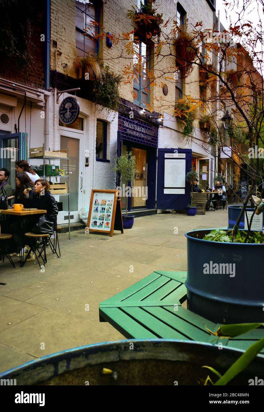 voyageur visitant londres et achetant des souvenirs au marché aux puces Banque D'Images