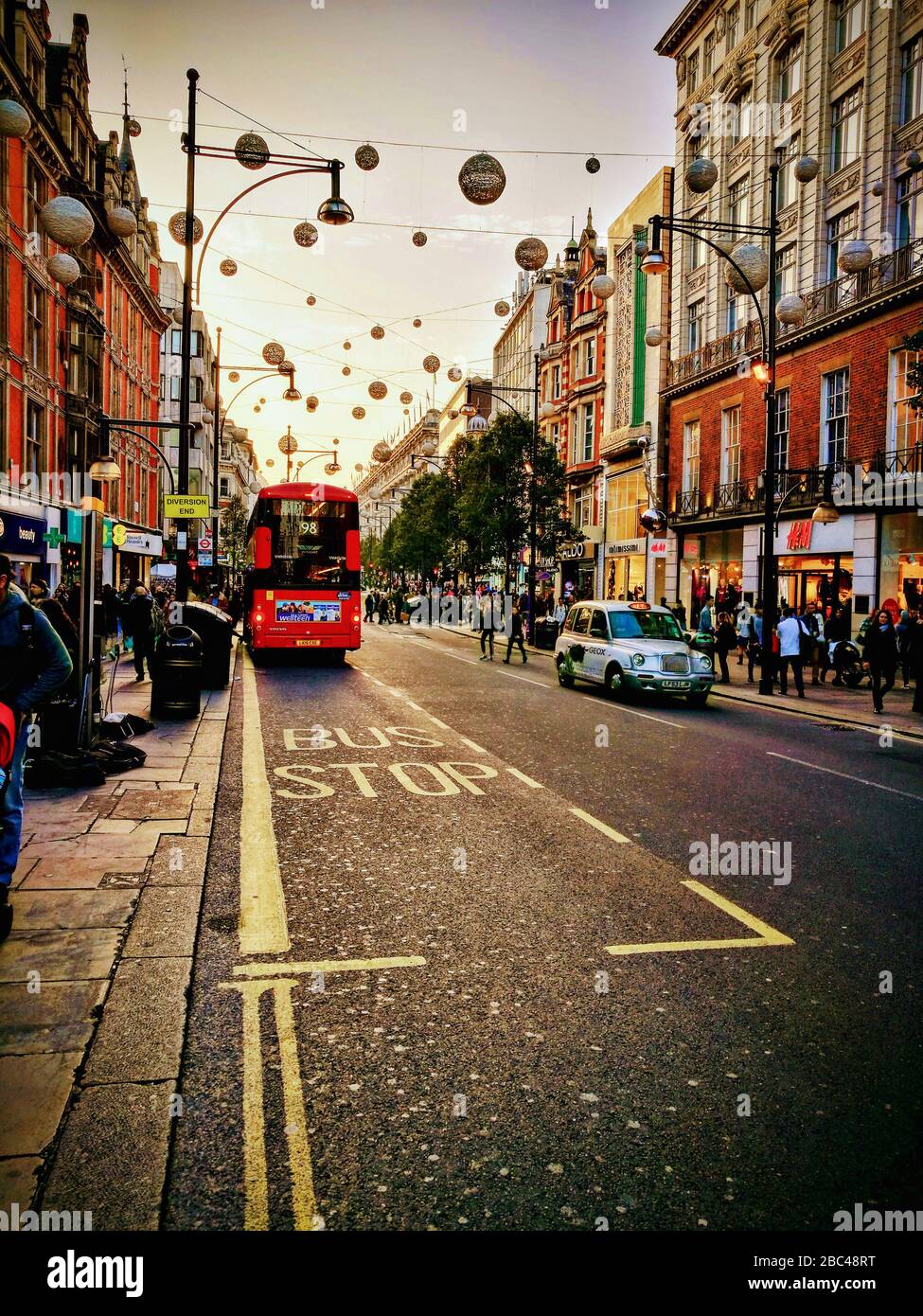 voyageur visitant londres et achetant des souvenirs au marché aux puces Banque D'Images