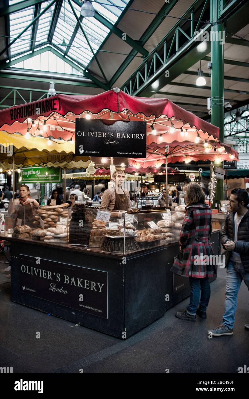 les gens font du shopping au marché aux puces Banque D'Images