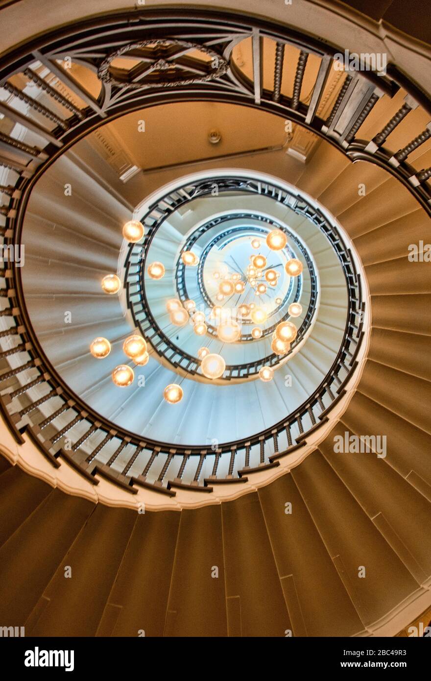 bel escalier intérieur en spirale avec lumière Banque D'Images