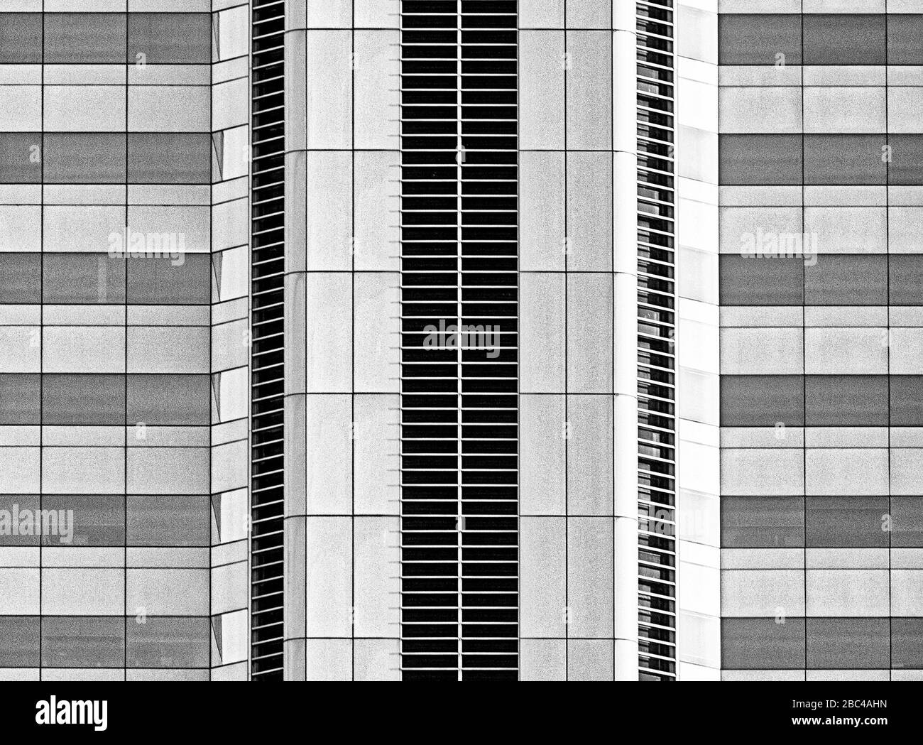 Gros plan du bâtiment de ville en béton en noir et blanc Banque D'Images