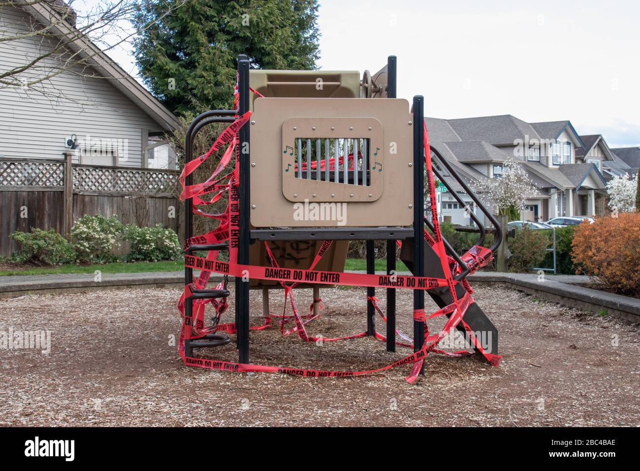L'aire de jeux et le parc de l'école primaire locale ont fermé en raison de la covid-19 et des nouvelles lois de distanciation sociale Banque D'Images