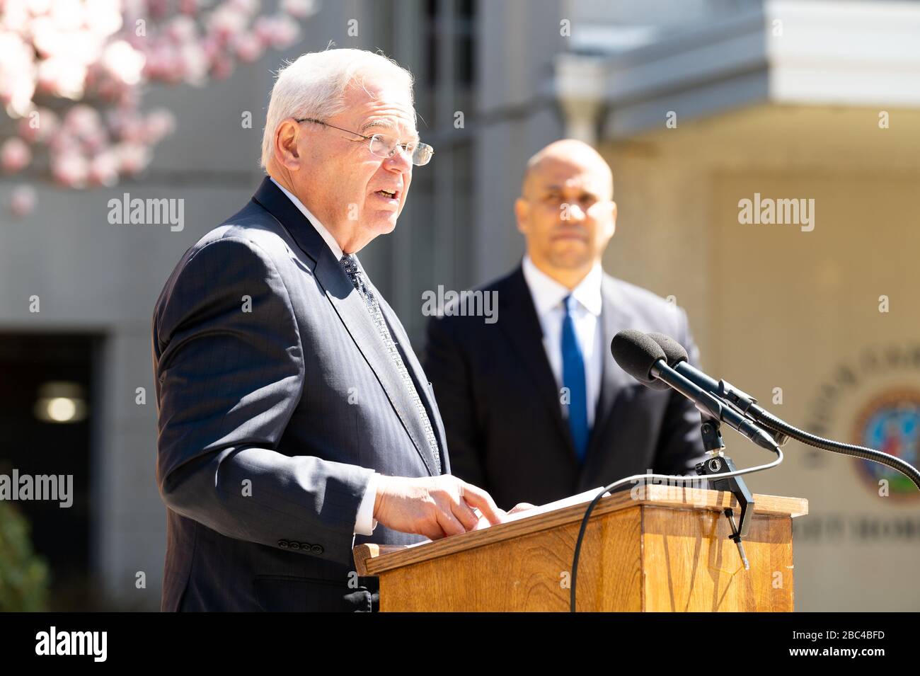 Le sénateur américain Bob Menendez (D-NJ) parle à une conférence de presse à Hackensack, dans le New Jersey. Banque D'Images