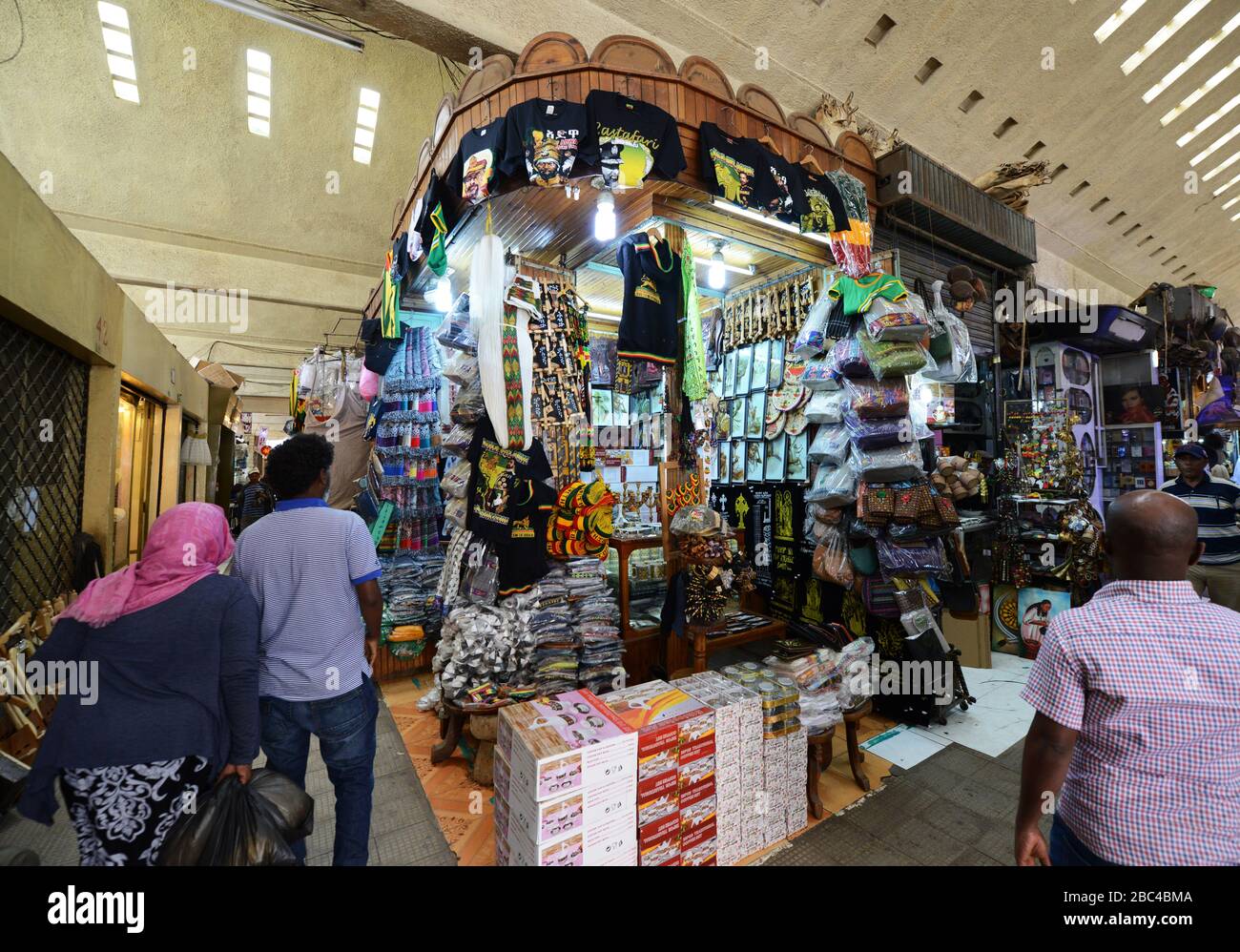 Boutique de souvenirs sur le marché Mercato à Addis-Abeba, en Ethiopie. Banque D'Images