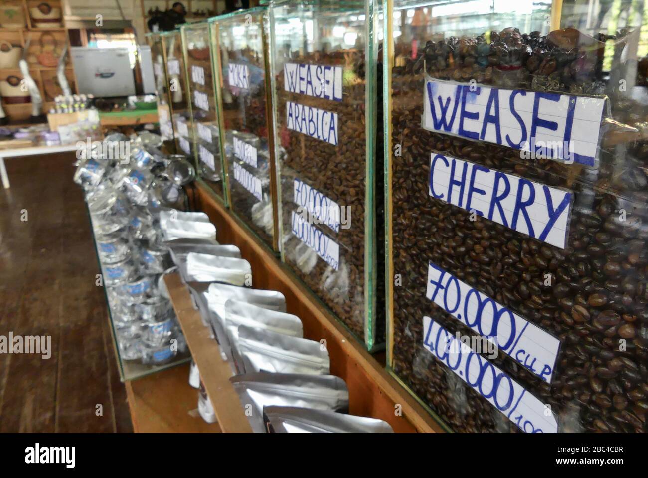 Les fèces de weasel café de cerise en vente dans un magasin à Da Lat, au Vietnam Banque D'Images