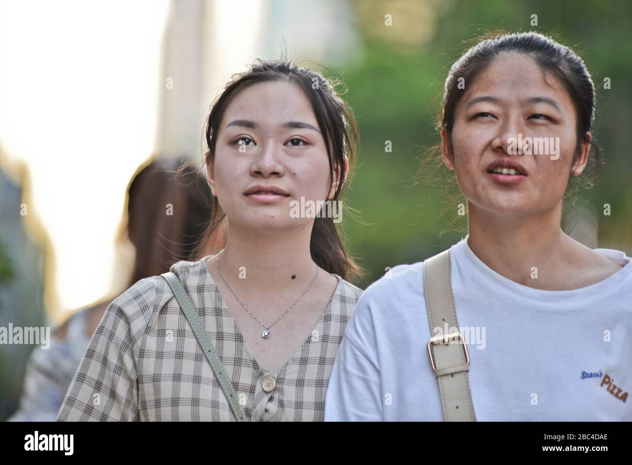 Les femmes chinoises dans Jianghan Road, Wuhan, Chine Banque D'Images