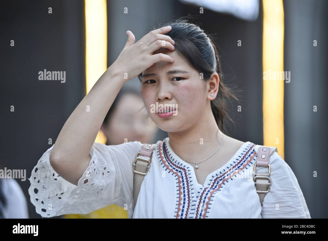 Femme chinoise sur Jianghan Road, Wuhan, Chine Banque D'Images