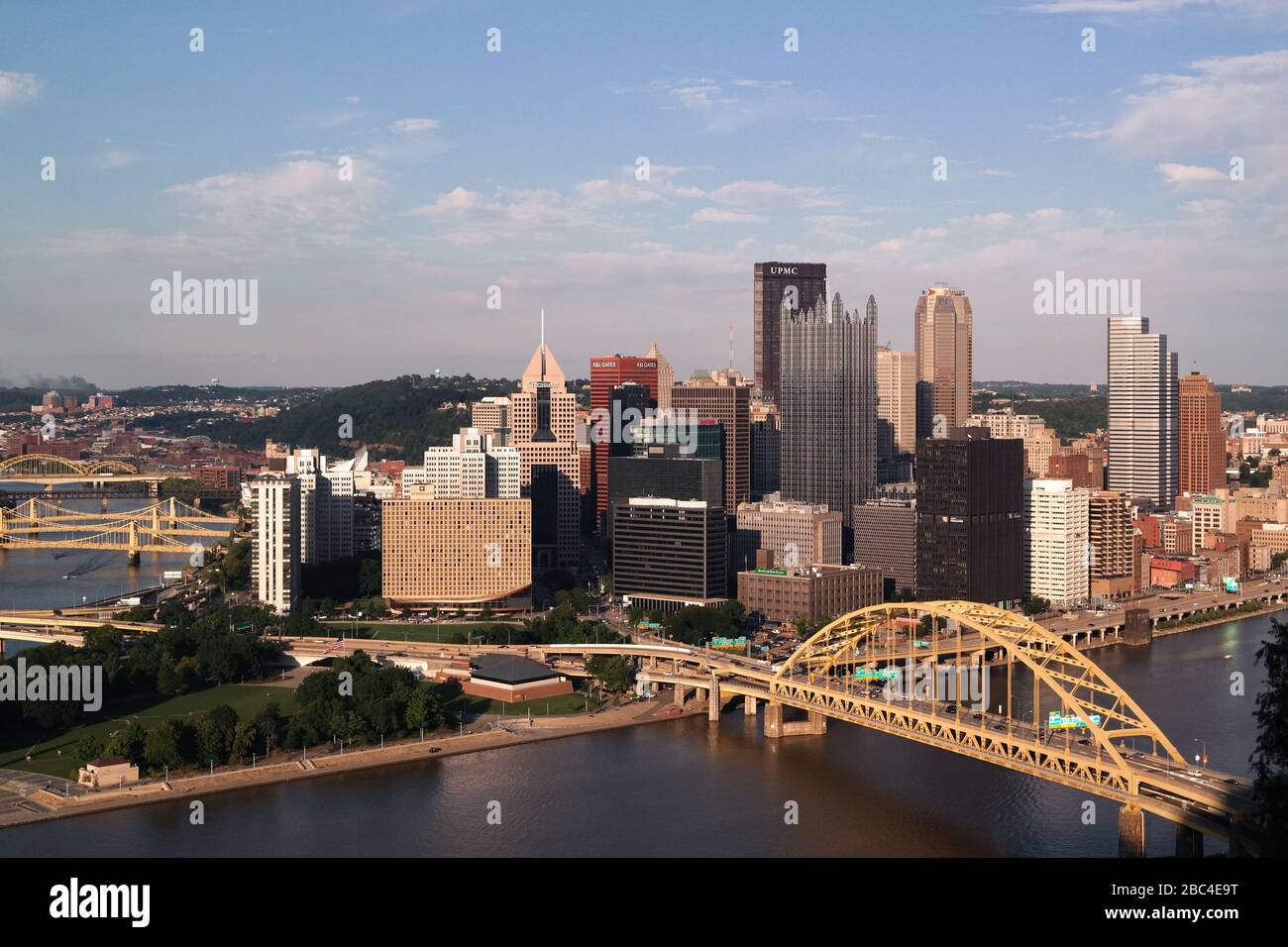 Le pont fort Pitt, le parc national point, la rivière Monongahela et les gratte-ciel de Pittsburgh, Pennsylvanie, États-Unis, le jour d'été à l'heure d'or. Banque D'Images