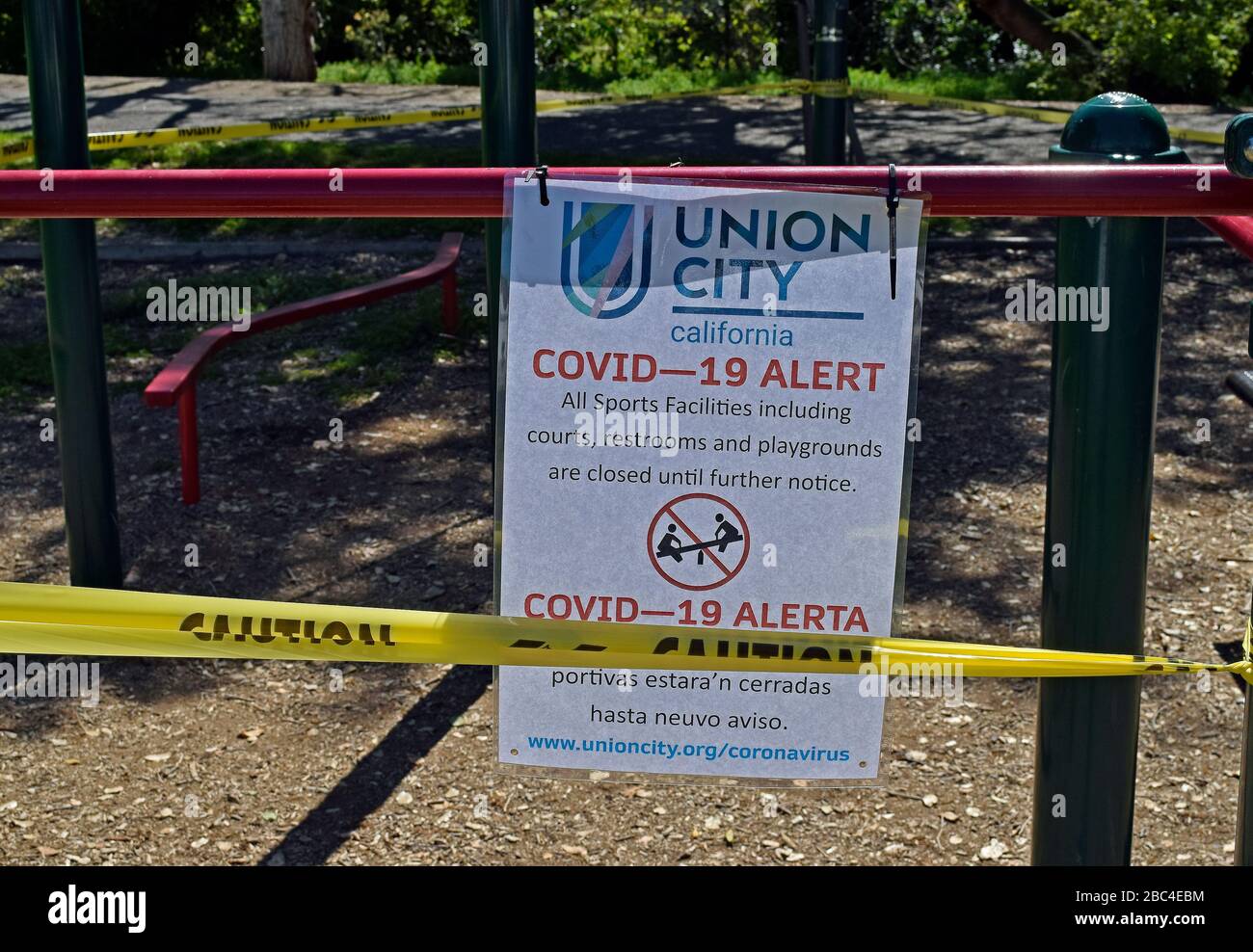 La zone d'exercice a été fermée avec un ruban de mise en garde jaune en raison de la pandémie de virus de la Vivid-19 en Californie, à Cann Park, à Union City Banque D'Images